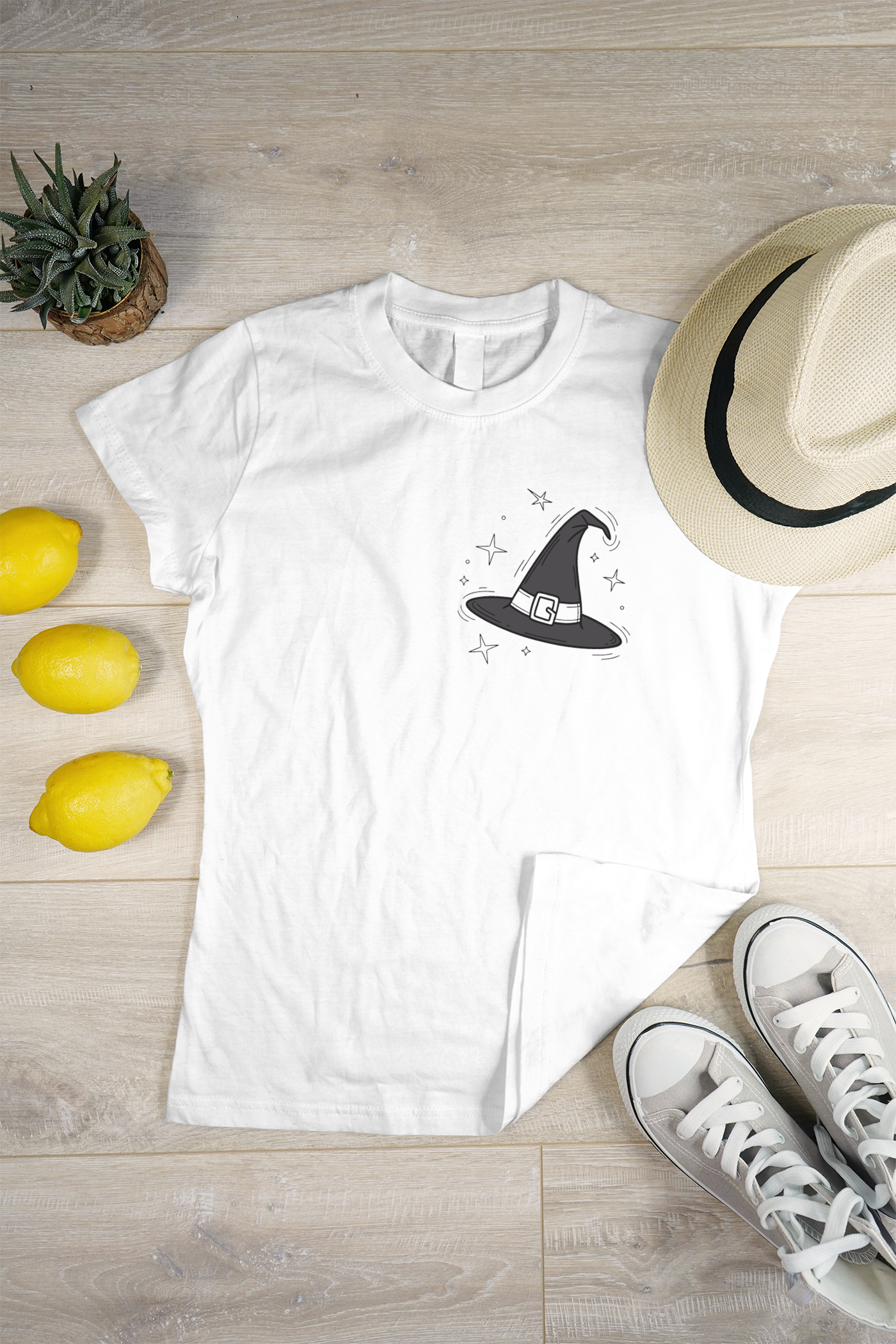 T-shirt avec un motif de chapeau de sorcier mystique, idéal pour un style ensorcelant