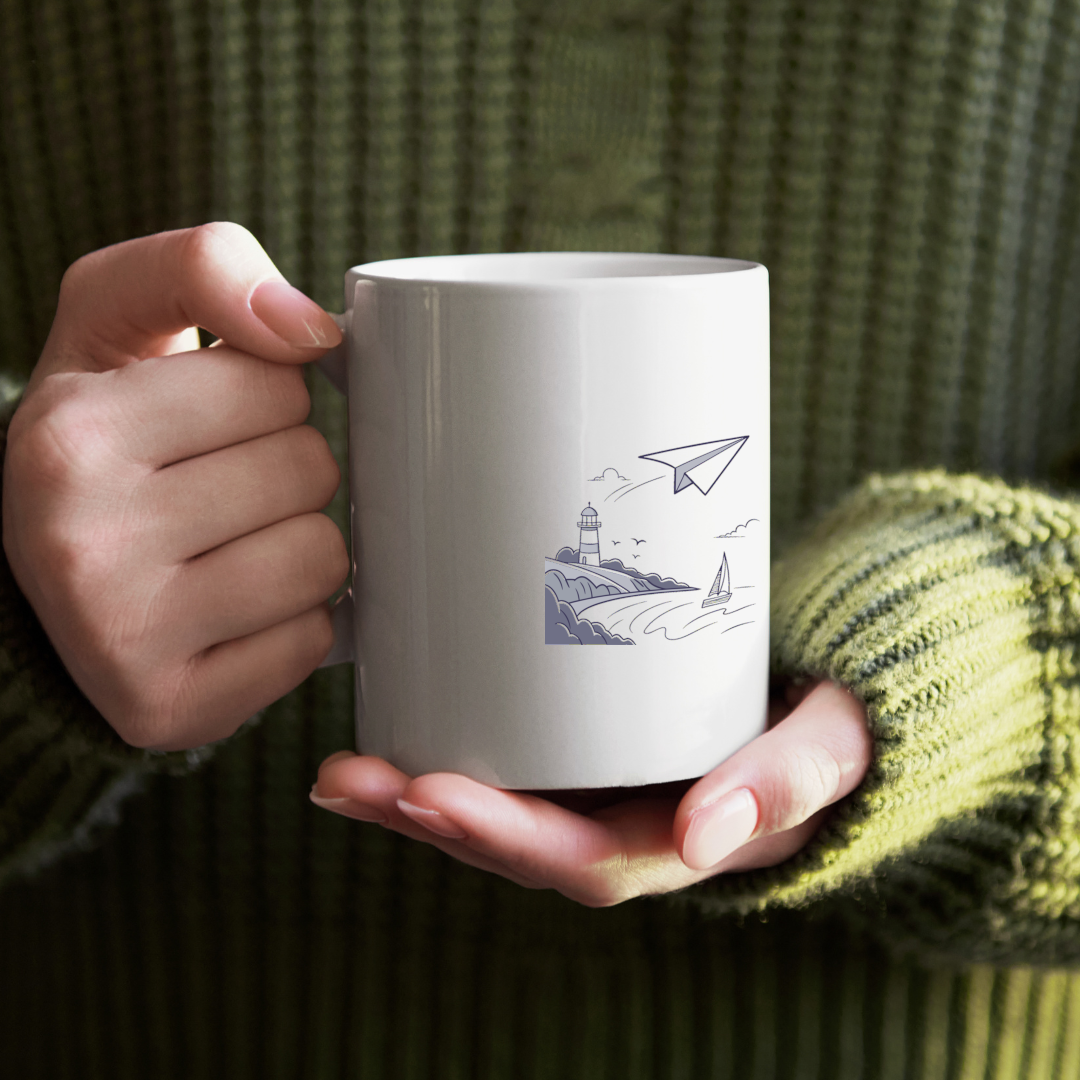 Mug artistique avec planeur bleu survolant un phare pour une touche marine élégante