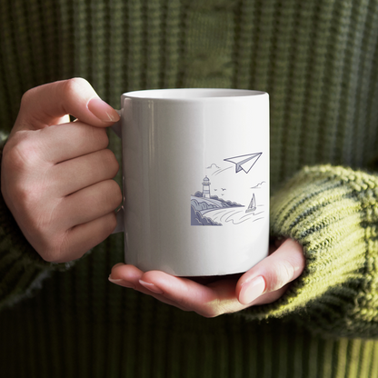 Mug artistique avec planeur bleu survolant un phare pour une touche marine élégante