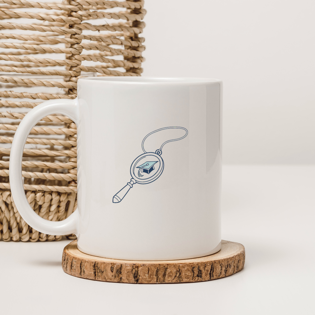 Mug avec design minimaliste affiche une icône de loupe élégante et éducative