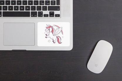 Sticker décoratif avec une licorne ailée joyeuse en style cartoon pastel sur fond étoilé