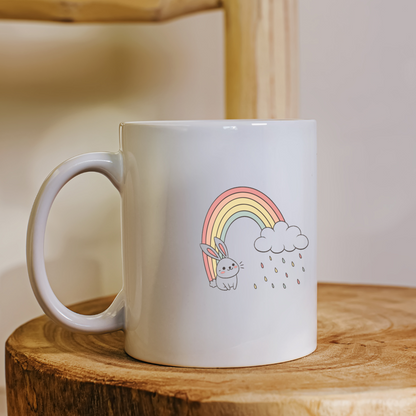 Mug avec un lapin joyeux sous un arc-en-ciel, style léger et printanier