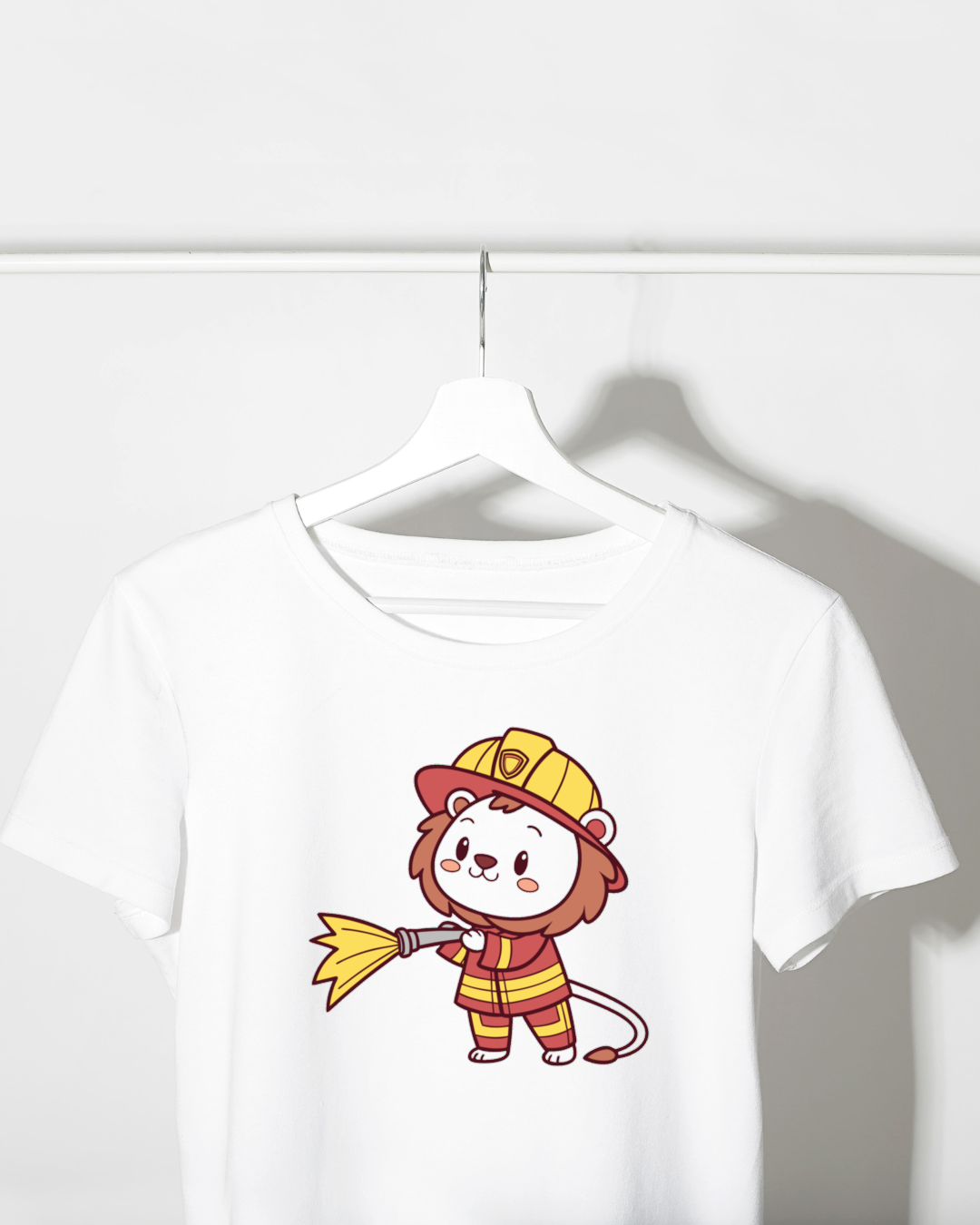 T-shirt animalier avec lion héroïque en tenue de pompier