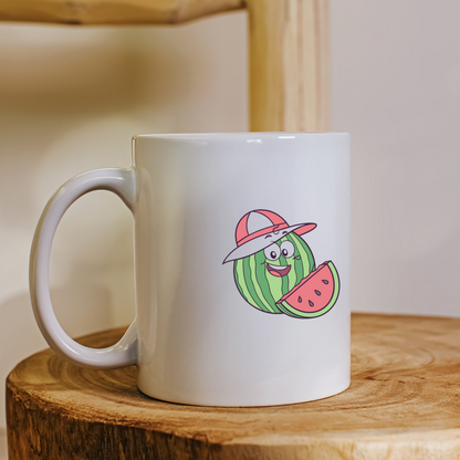Mug coloré avec pastèque souriante en chapeau style estival amusant