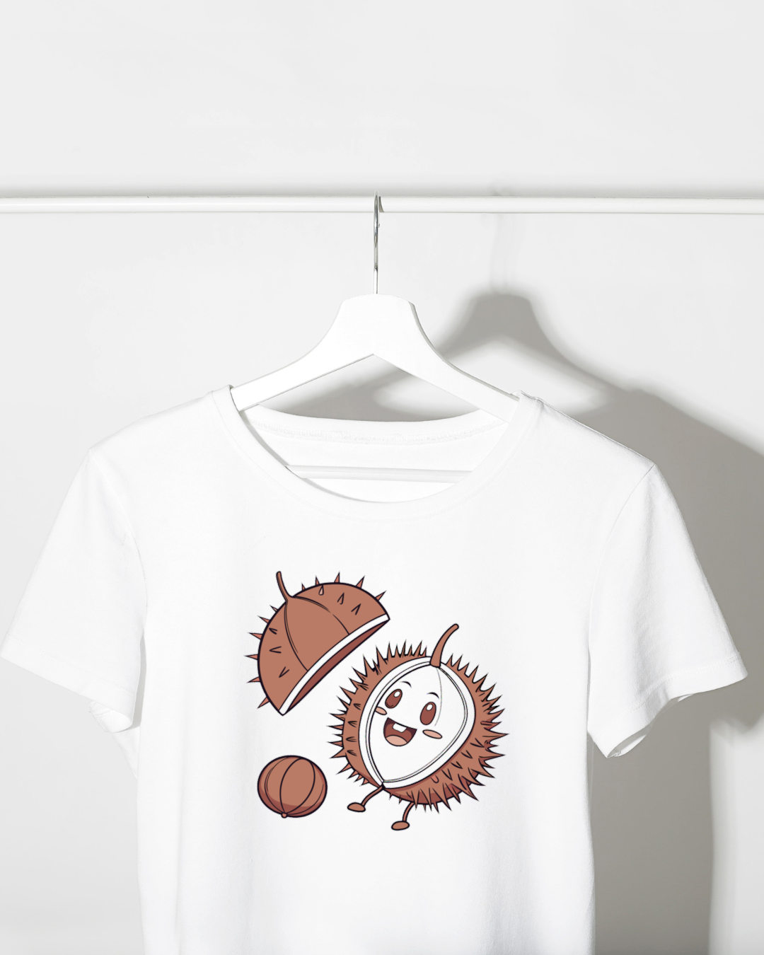 T-shirt automnal avec marron kawaii souriant en décor chaleureux