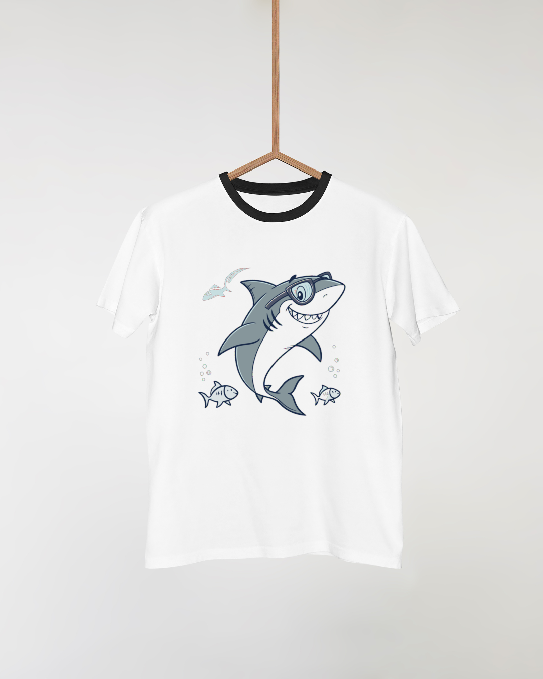 T-shirt amusant avec un requin portant des lunettes de soleil sourire marin