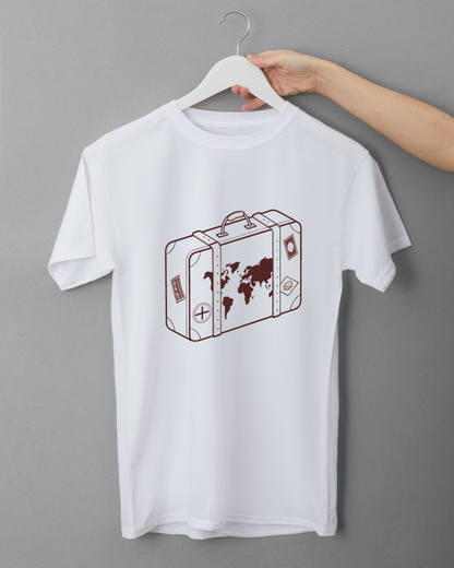 T-shirt avec motif valise vintage sur fond neutre, design exploration rétro