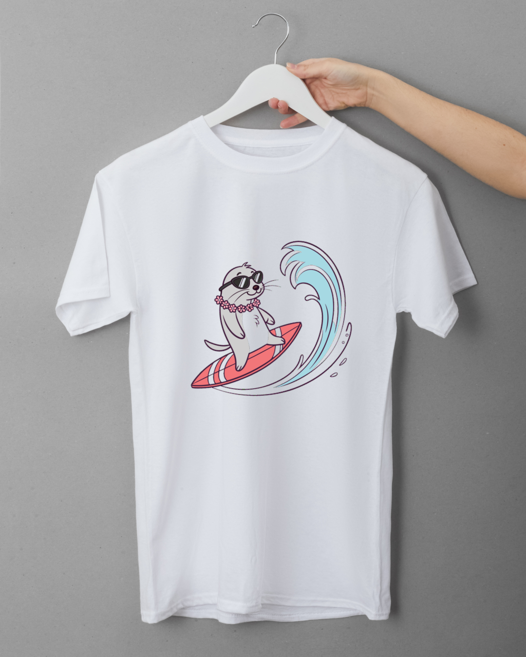 T-shirt avec loutre surfeuse cartoon, ambiance estivale et design accrocheur