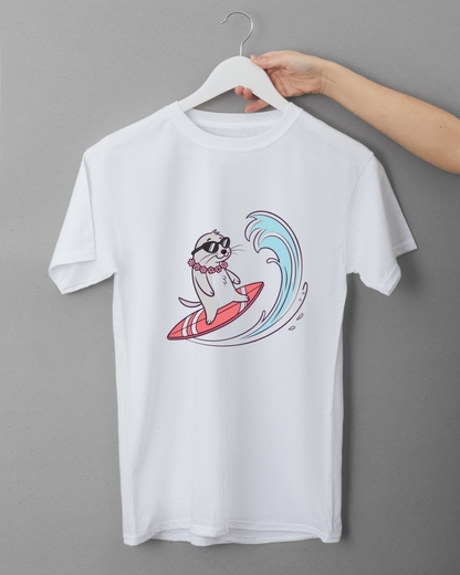 T-shirt avec loutre surfeuse cartoon, ambiance estivale et design accrocheur