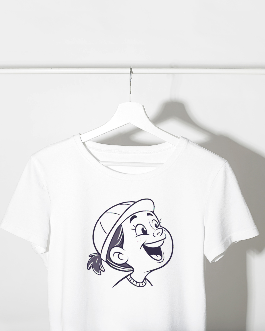 T-shirt aventure avec dessin vectoriel d'un enfant joyeux explorateur
