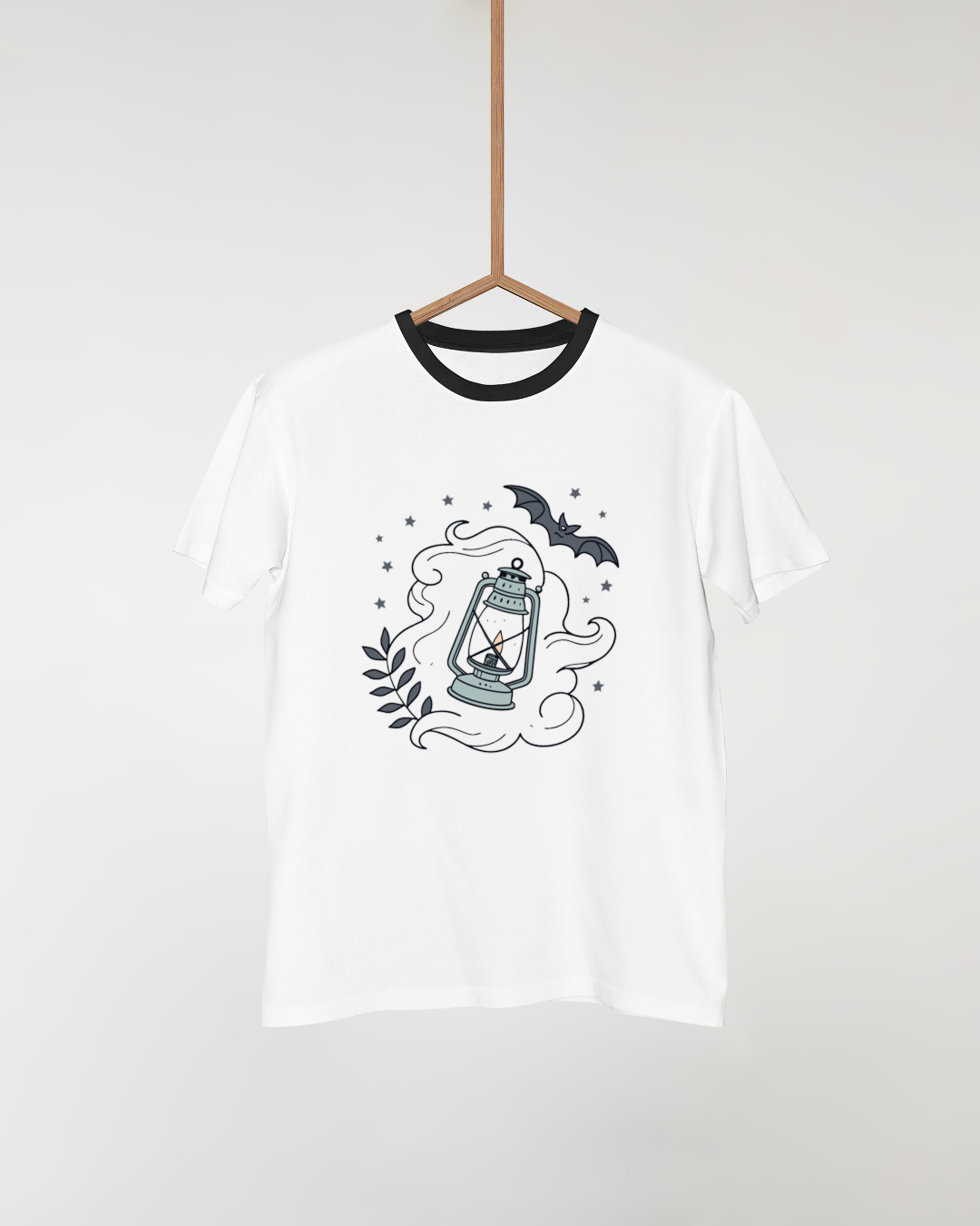T-shirt mystique avec lanterne magique et chauve-souris sur fond de nuit étoilée