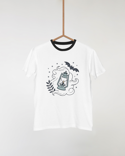 T-shirt mystique avec lanterne magique et chauve-souris sur fond de nuit étoilée