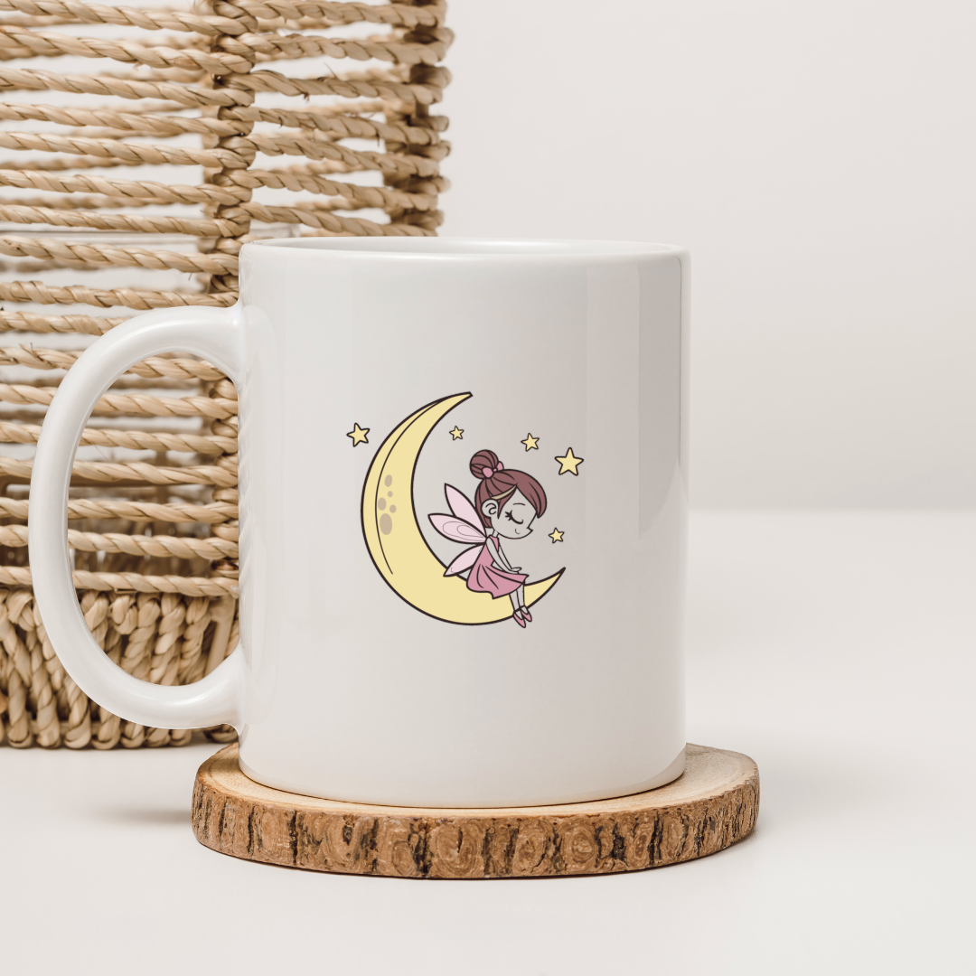 Mug décoratif avec fée rêveuse et lune, ambiance nocturne douce