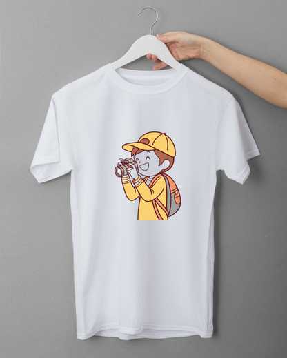 T-shirt avec explorateur joyeux en dessin, parfait pour un voyage amusant