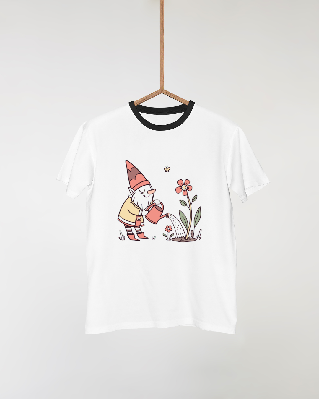 T-shirt décoré d'un nain jardinier détaillé dans une ambiance de printemps magique