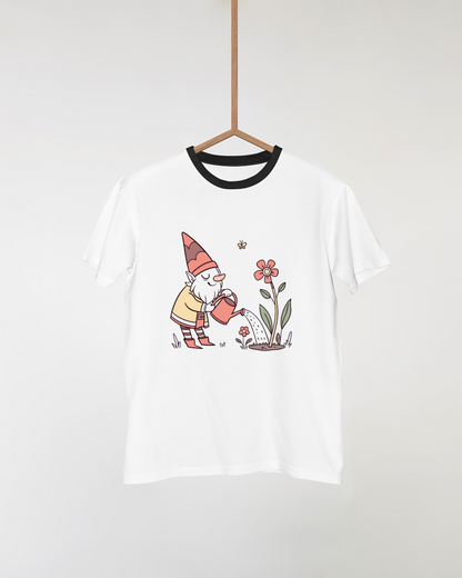 T-shirt décoré d'un nain jardinier détaillé dans une ambiance de printemps magique