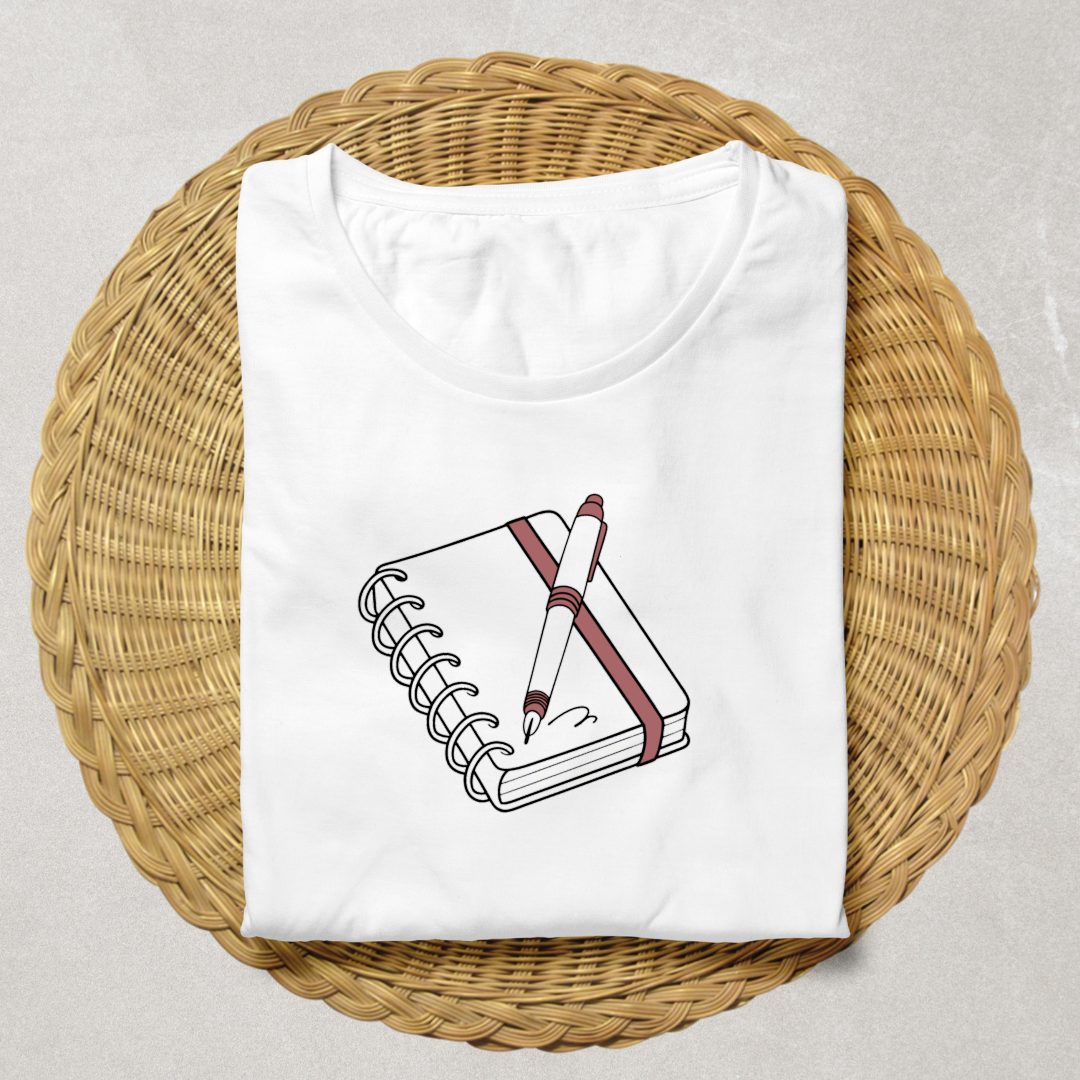 T-shirt créatif avec carnet et stylo épurés pour les amateurs de papeterie