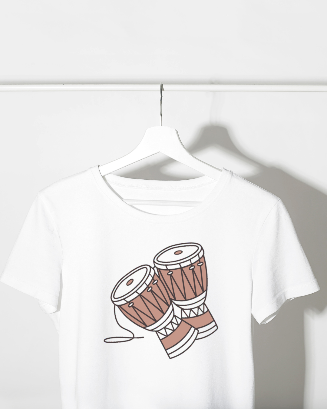 T-shirt avec visuel minimaliste de bongos apportant une touche de créativité musicale