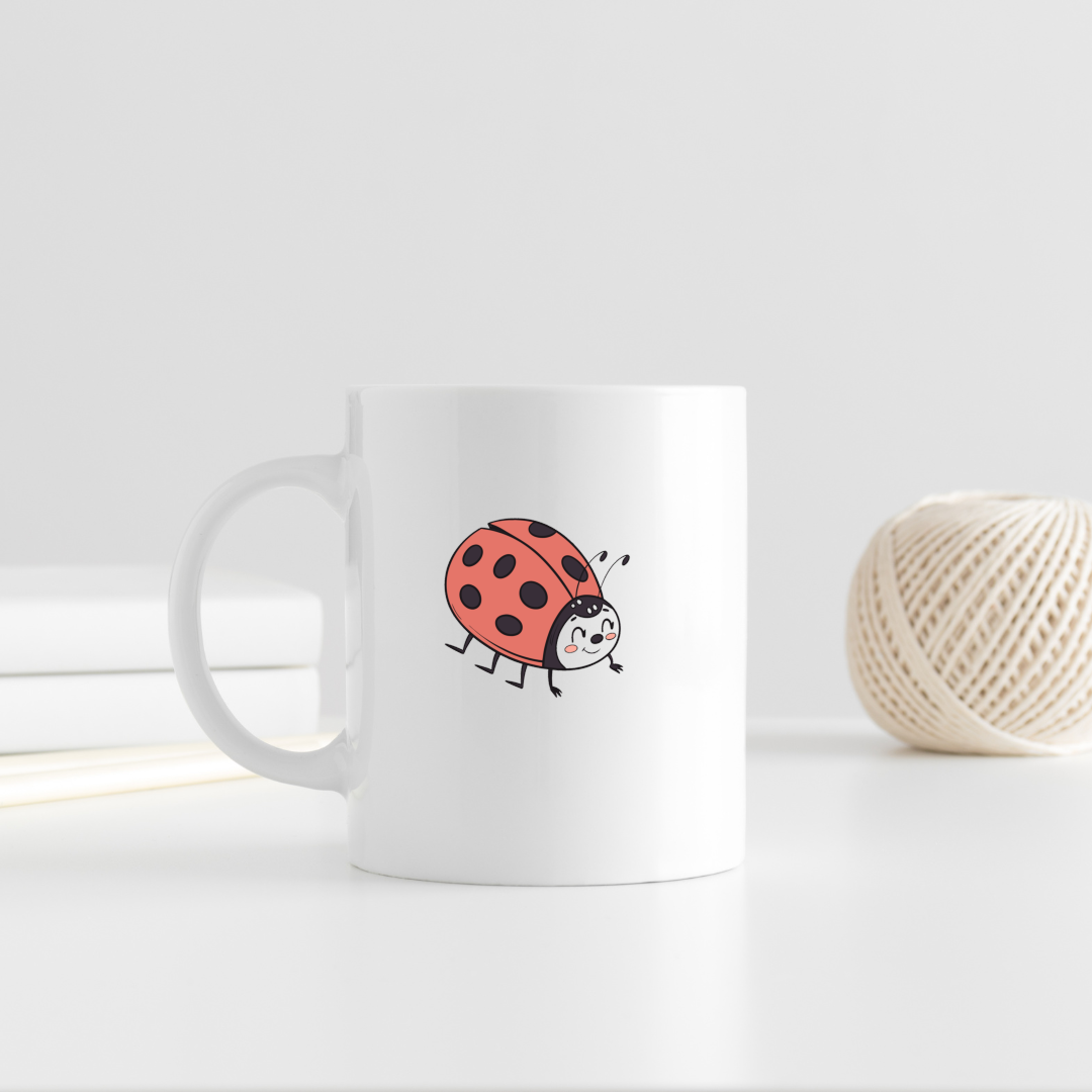 Mug avec coccinelle joyeuse animée dans un style enfantin et doodle coloré