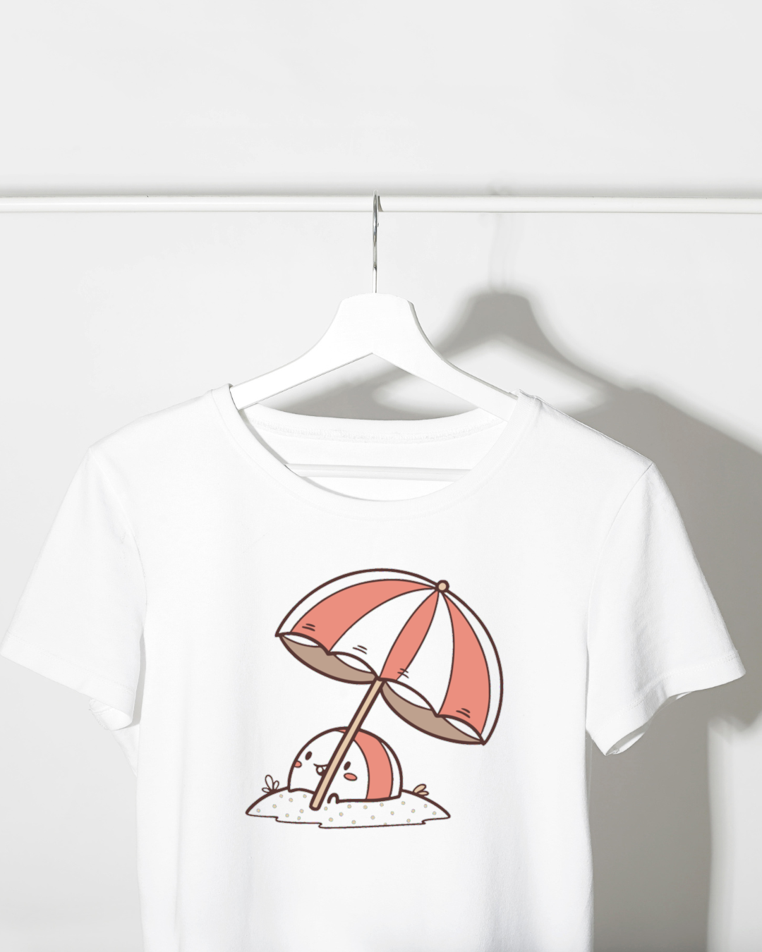 T-shirt estival avec une balle de plage joyeuse en tons pastel