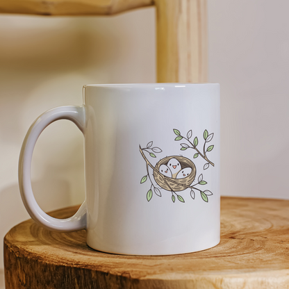 Mug avec design joyeux d'oisillons souriants dans un nid apaisant et naturel