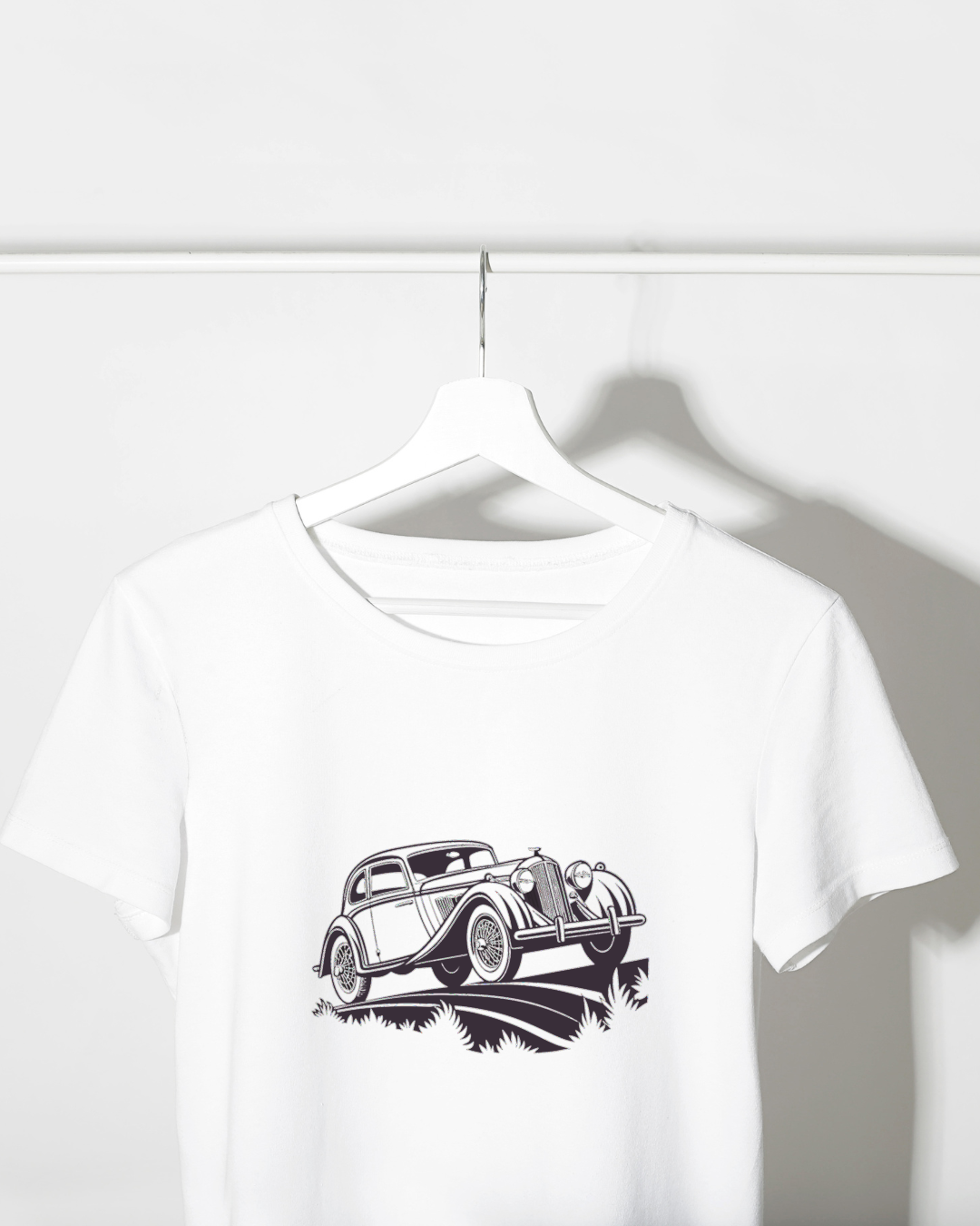 Design de voiture rétro pour t-shirt, apportant une touche vintage.
