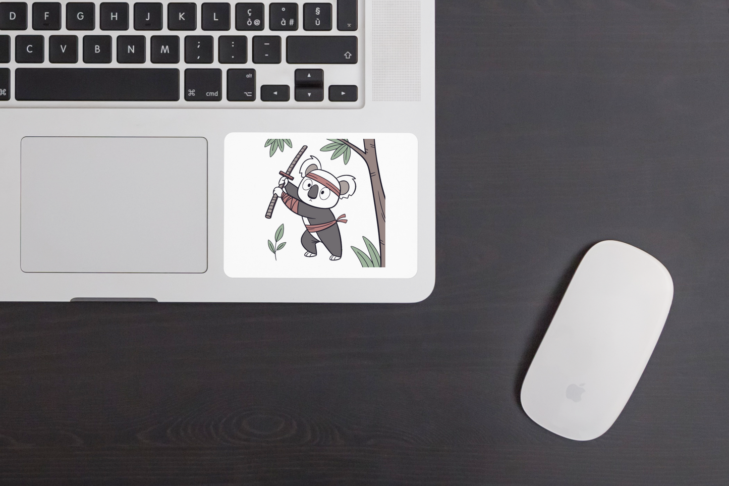 Sticker avec un koala ninja stylisé en pleine action dans un design minimaliste
