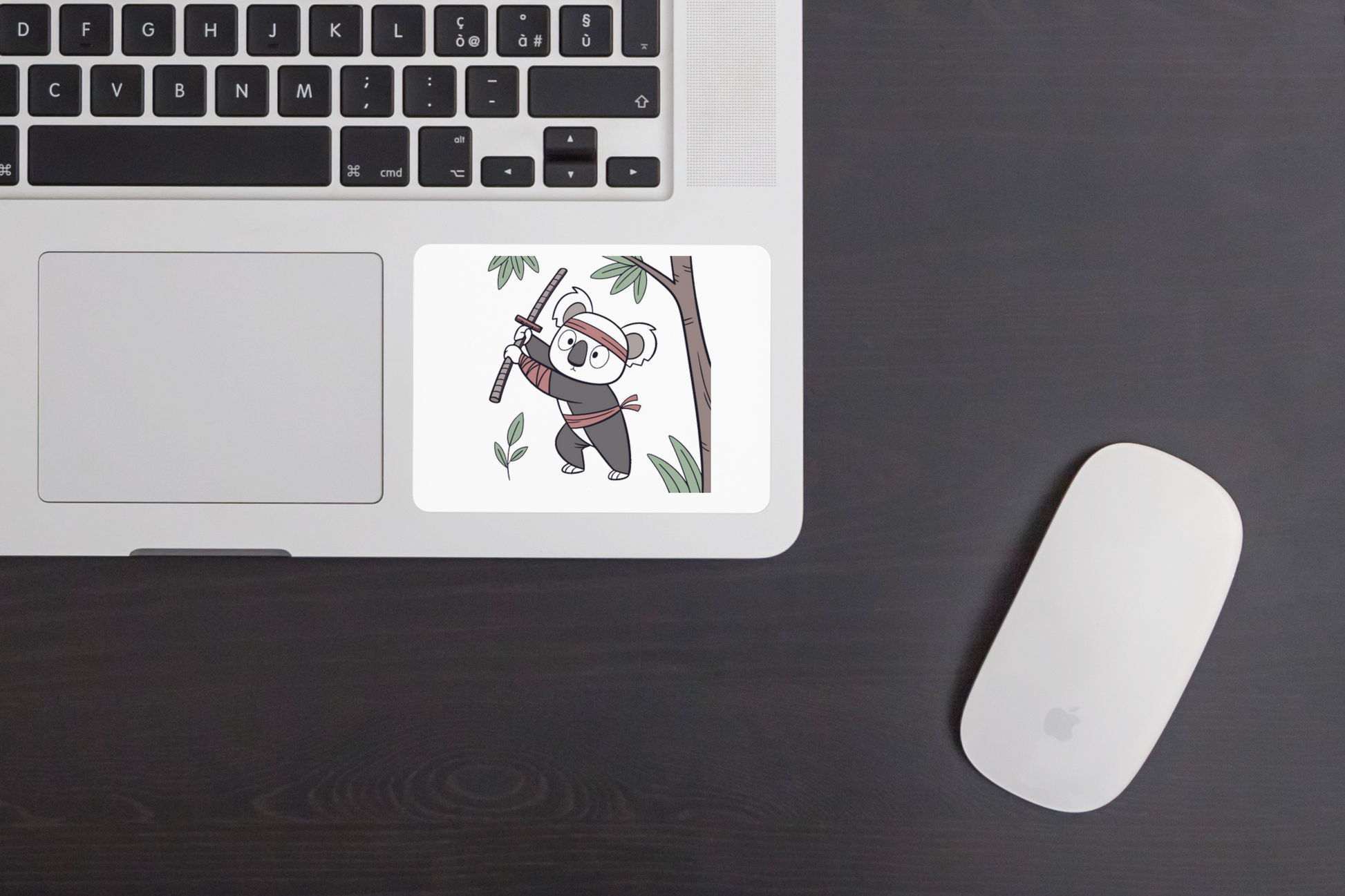 Sticker avec un koala ninja stylisé en pleine action dans un design minimaliste