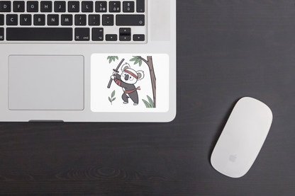 Sticker avec un koala ninja stylisé en pleine action dans un design minimaliste
