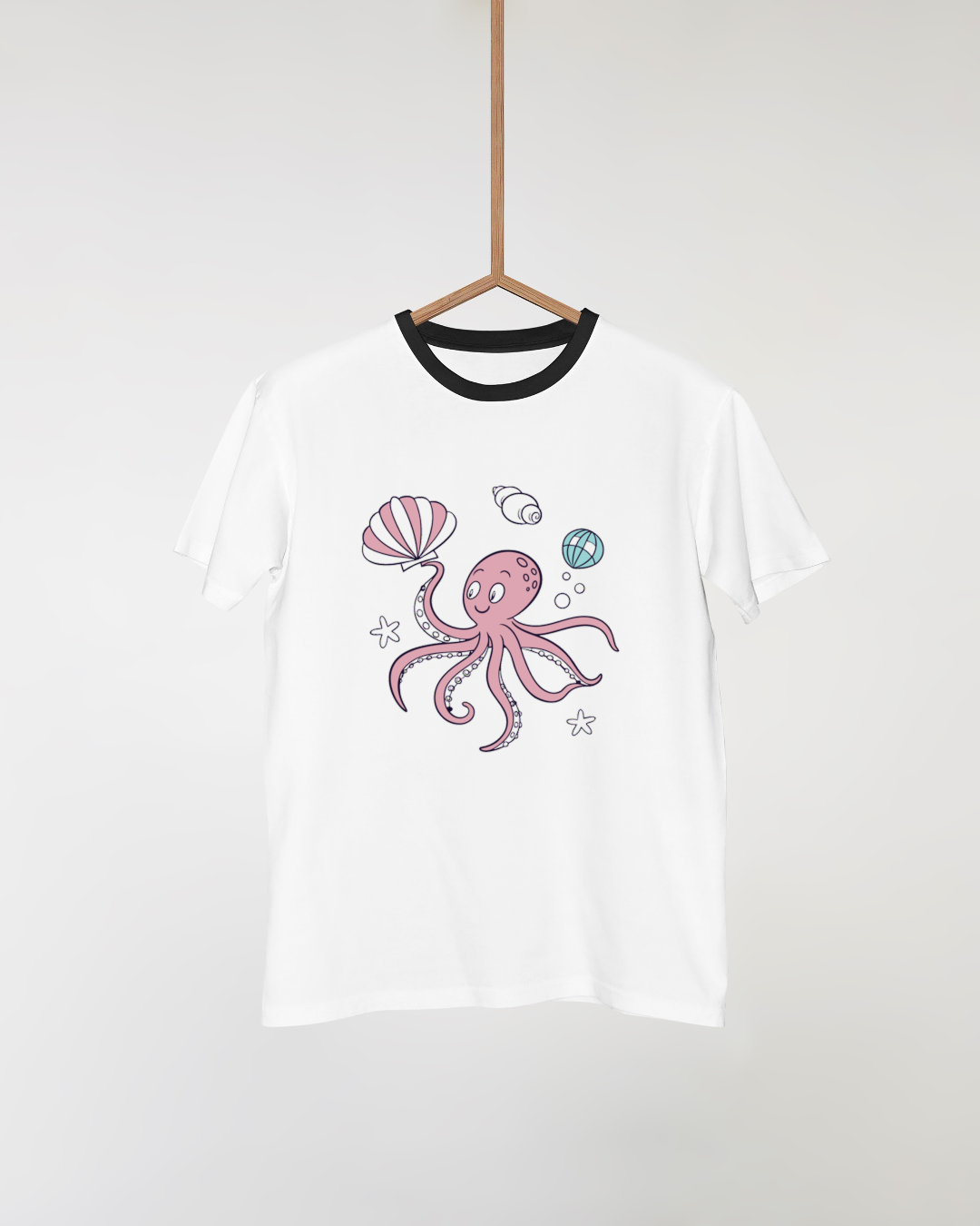 T-shirt orné d'un poulpe joyeux et trésors marins style océan ludique