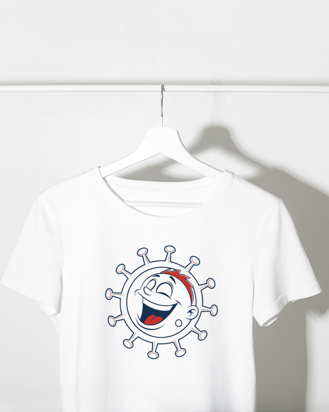 T-shirt avec motif cartoon de sourire ensoleillé apportant une joie contagieuse