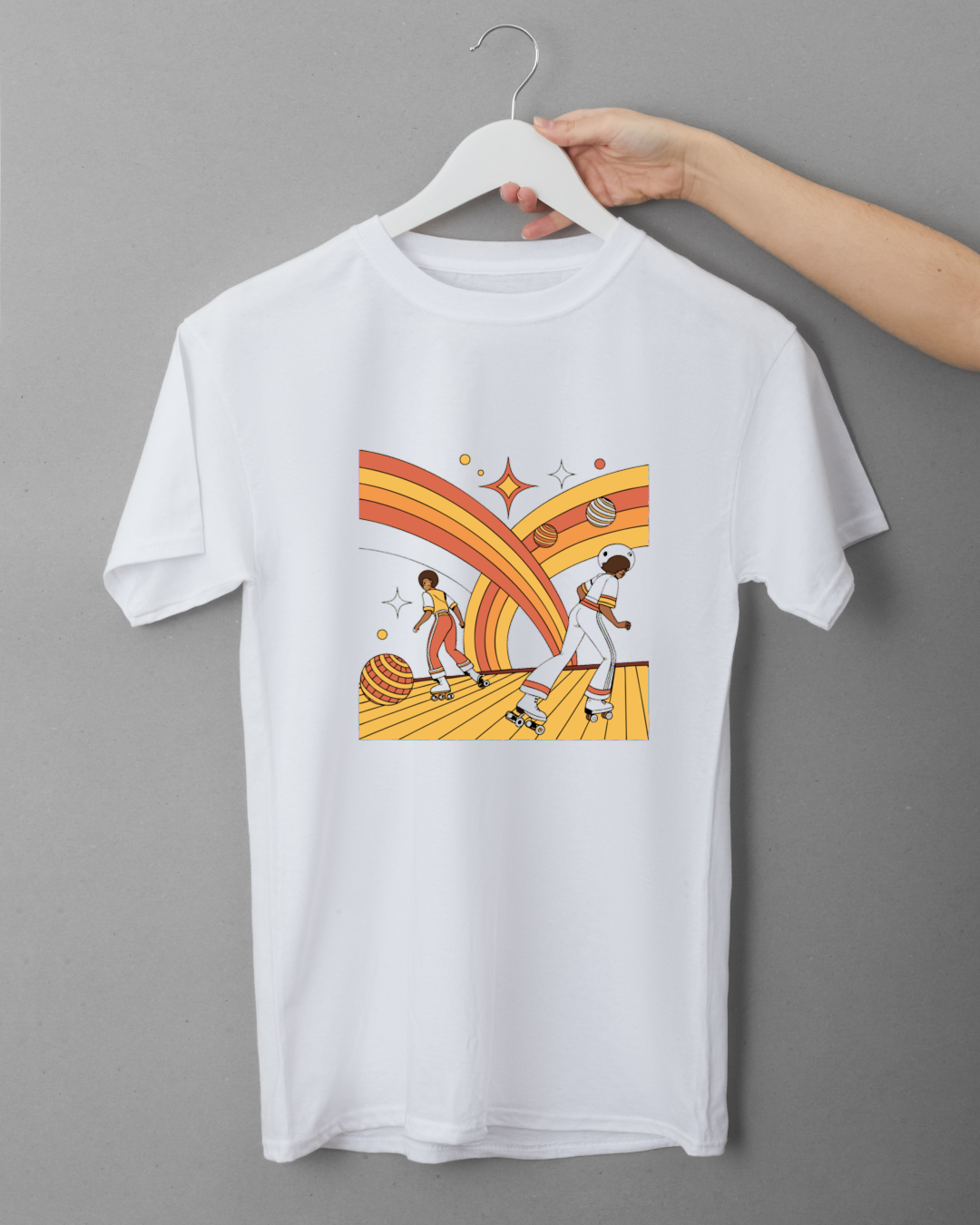 Motif retro-rollerdisco sur t-shirt, parfait pour une tenue seventies.