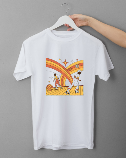 Motif retro-rollerdisco sur t-shirt, parfait pour une tenue seventies.