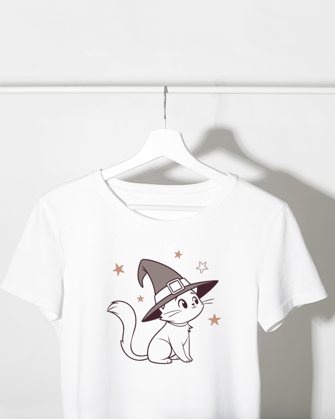 T-shirt avec motif chat magique dans un style enchanteur pour Halloween