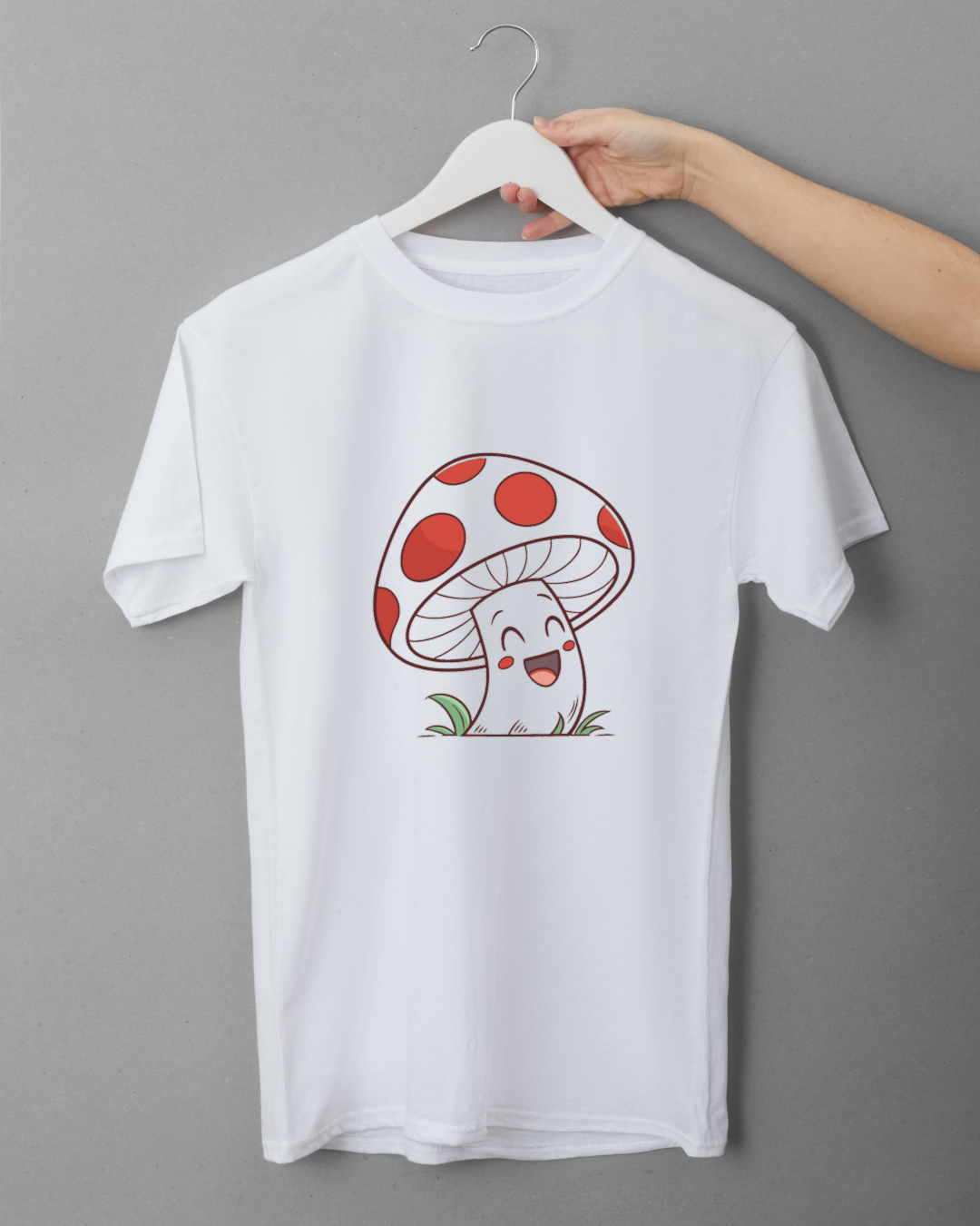 T-shirt avec champignon souriant style cartoon sur fond nature