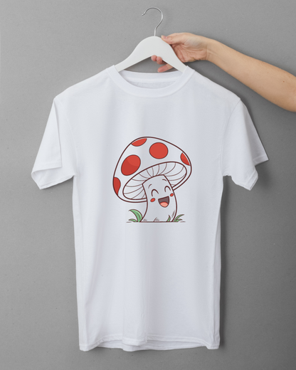 T-shirt avec champignon souriant style cartoon sur fond nature