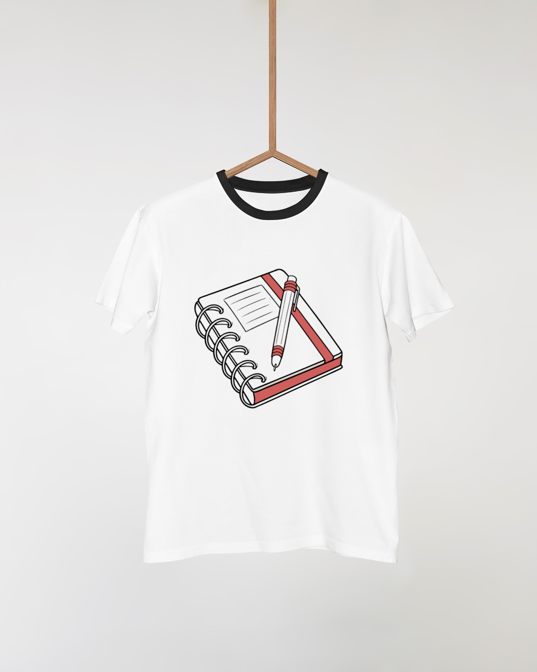 T-shirt avec design épuré représentant un cahier et stylo pour papeterie tendance