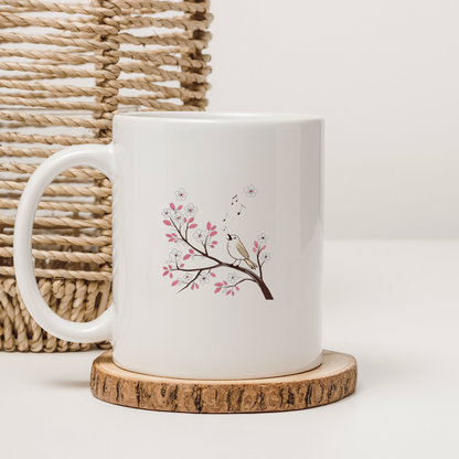 Mug fleuri avec oiseau pastel sur branche, ambiance joyeuse et printanière