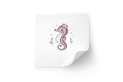 Sticker marin affichant un hippocampe couronné joyeux avec style numérique élégant