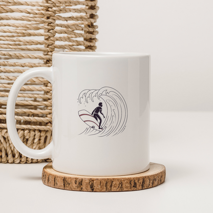 Mug avec surfeur stylisé défiant une vague majestueuse dans une ambiance océanique