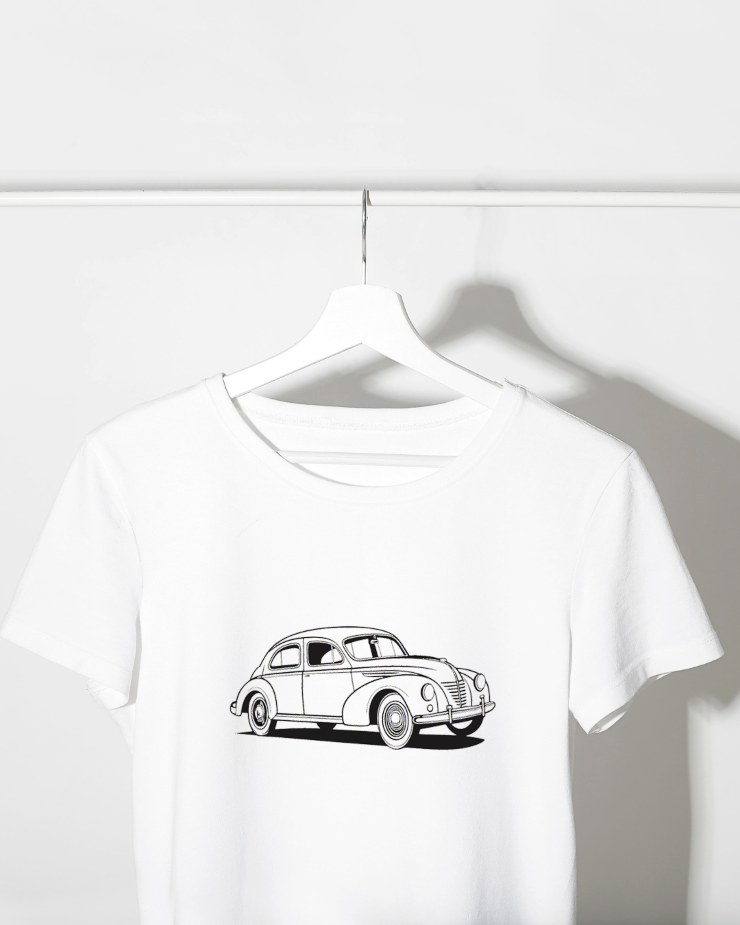 Motif de voiture vintage sur t-shirt, un style rétro affirmé