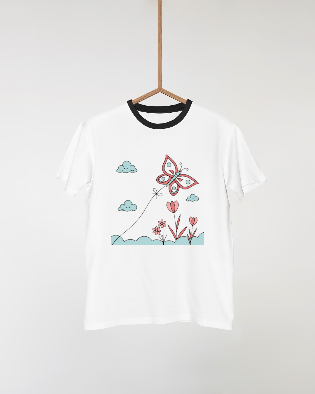 T-shirt doux avec papillon voletant parmi les nuages ambiance nature élégante