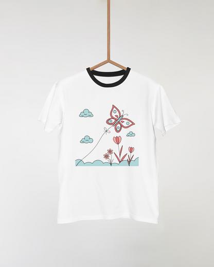 T-shirt doux avec papillon voletant parmi les nuages ambiance nature élégante
