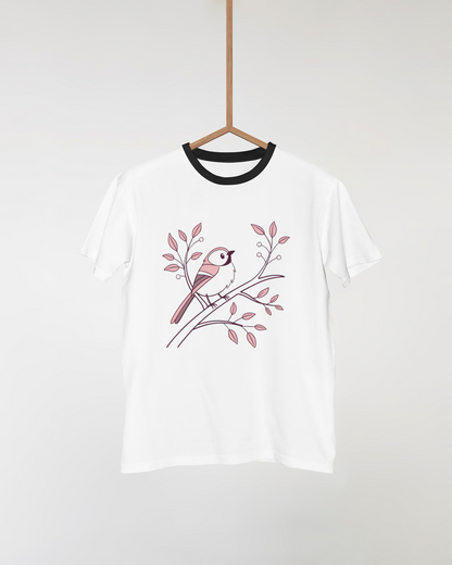 Un t-shirt orné d'un oiseau rêveur sur branche dans un style nature poétique pastel