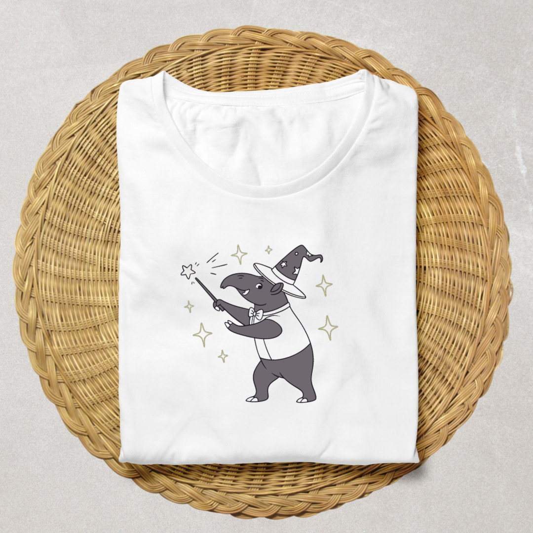 T-shirt élégant avec tapir ensorcelé et étoiles magiciennes, style artistique enchanteur