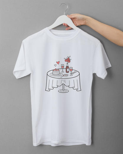 Table de mariage imprimée sur un t-shirt, pour une touche unique.