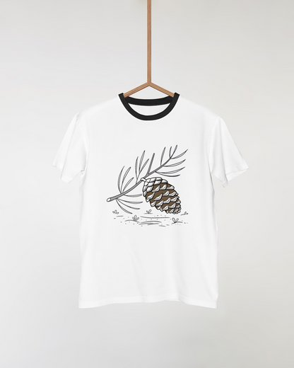 T-shirt chic orné d'une pomme de pin minimaliste en équilibre dans un style nature