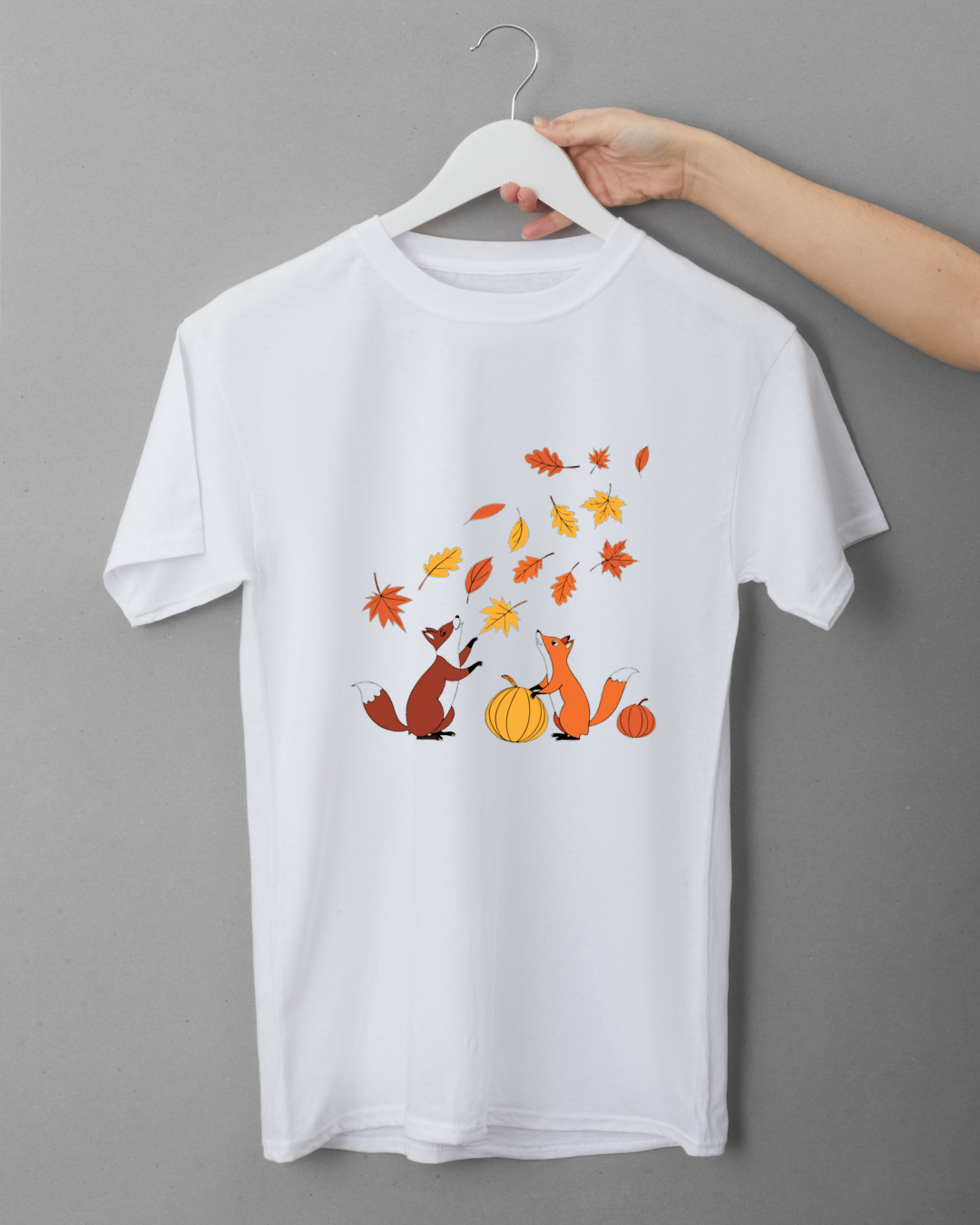 T-shirt automne avec renards joueurs en motif sous des feuilles colorées