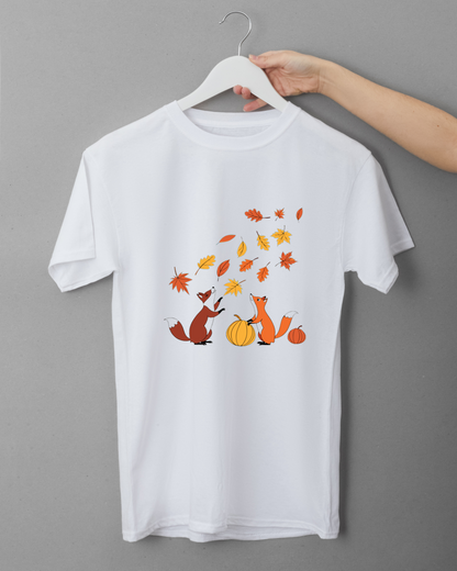 T-shirt automne avec renards joueurs en motif sous des feuilles colorées