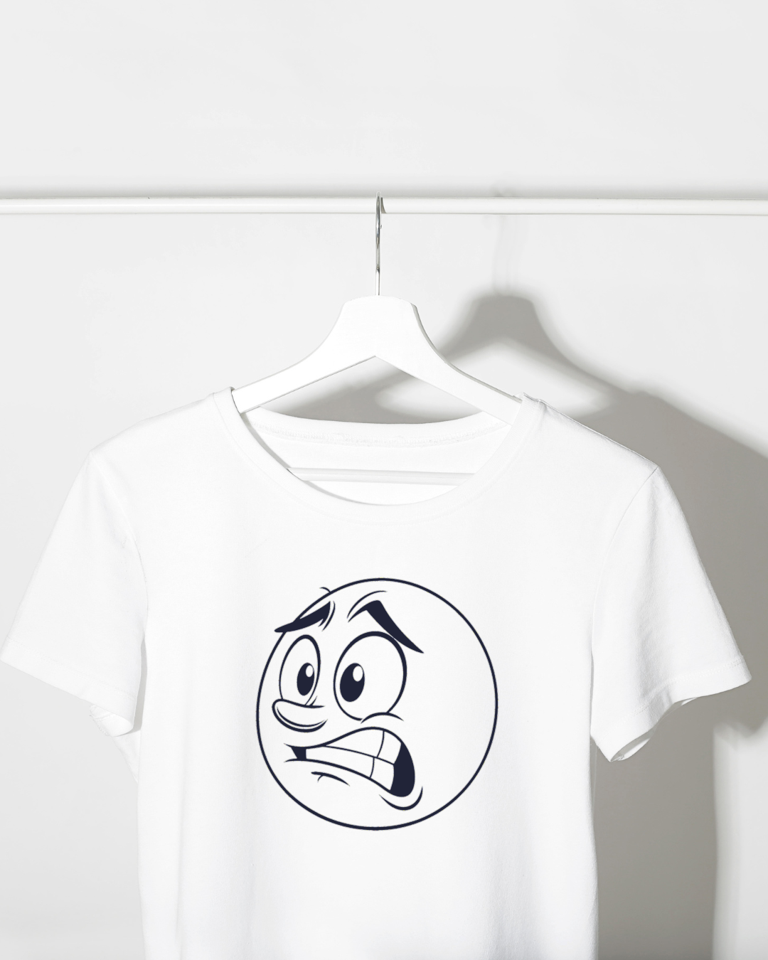 T-shirt blanc affichant un visage anxieux au design minimaliste et expressif